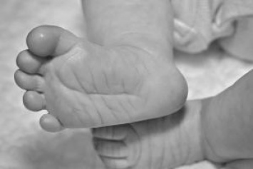 На Львовщине в подъезде дома нашли брошенную новорожденную девочку