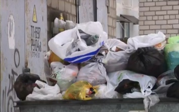 Двухнедельный перерыв: в Днепре переполнены мусорные баки