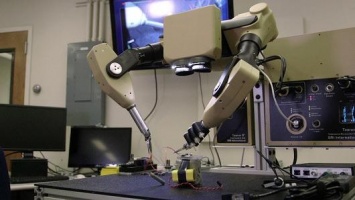Разработчики Siri занимаются созданием робота-сапера-хирурга