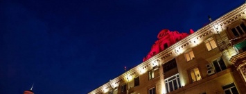 В центре Запорожья подсветили красным цветом здание, прохожим раздавали ромашки, - ФОТОРЕПОРТАЖ