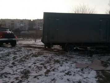 На Николаевщине спасатели отбуксировали грузовик и вытащили из болота Mercedes