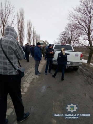 Под Николаевом жители перекрыли три трассы и требуют ремонта дорог