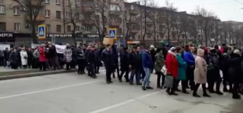 В центре Запорожья митингующие перекрыли проспект - машины едут в объезд (Видео)