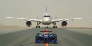 Гонка болида Формулы-E с двумя самолетами