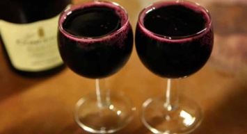 Исследование: в старости выпить бокал вина важнее, чем делать упражнения!