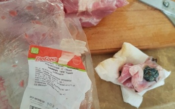 Одесситка поделилась ужасающей находкой в мясе (ФОТО)