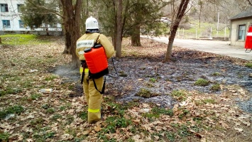 Пожарные ликвидировали два возгорания сухой травы в Крыму