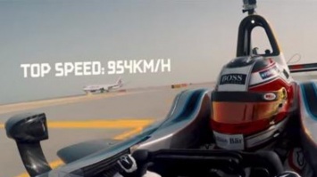 Спорткар строил гонку с двумя самолетами (видео)