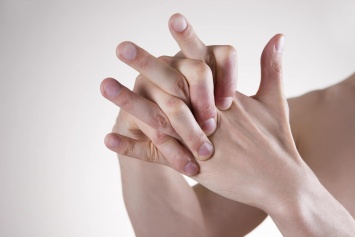 Ученые выяснили, почему люди могут хрустеть пальцами
