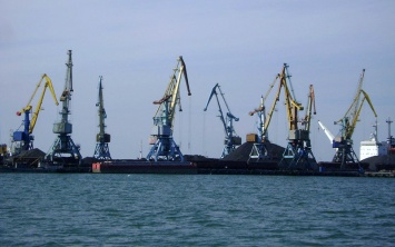 Дождь мешает грузить зерно в порту Николаева