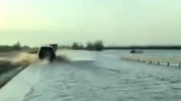 Трассу Киев - Харьков затопило (видео)