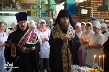 Православные священники освятили одесский хлебозавод перед выпечкой куличей
