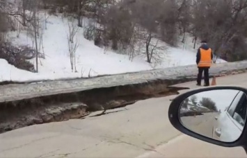 Стихийное бедствие: в Сумской области из-за наводнения дорога ушла под землю