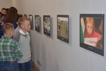 Красный Крест открыл в Мариуполе фотовыставку "Дети на линии соприкосновения"