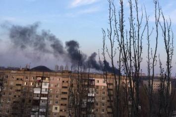 Черный дым поднимается высоко в небо: в сети сообщили о большом пожаре в Донецке (фото)