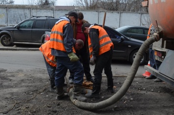 В Николаеве несколько дней чистят проблемный коллектор: один из колодцев был закатан в асфальт