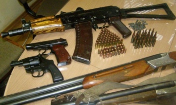 Работники "МВД ЛНР" нашли новый тайник с оружием по домашнему адресу боевика