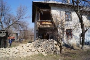 В оккупированной боевиками "ЛНР" Брянке обрушилась часть многоквартирного жилого дома