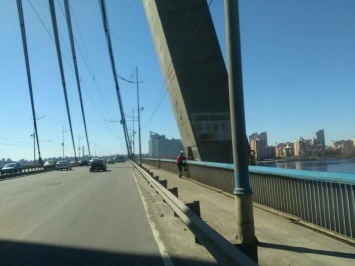 На Пасху спасатели сняли с Северного моста в Киеве двух подростков