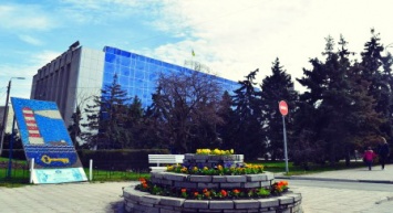 Весне дорогу: первые цветы заполнили клумбы Черноморска