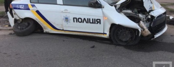 Авария в Кривом Роге: автомобиль правоохранителей влетел в столб (ФОТО)