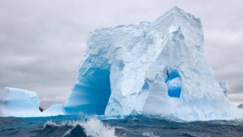 ZTE Iceberg - две экранные выемки лучше одной?