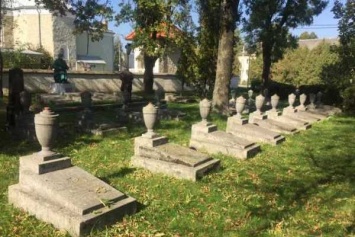 На Львовщине местные жители не позволили радикалам уничтожить могилы жертв бандеровцев