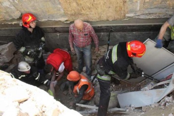 В Виннице трое строителей попали под обвал стены (ФОТО)