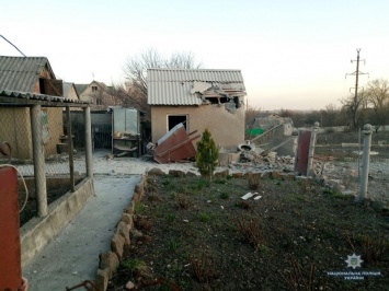 "Сидели в укрытии до утра". Боевики обстреляли Авдеевку, повреждены дома (фото)