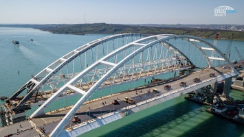 На автодорожной арке Крымского моста начали асфальтировать полотно