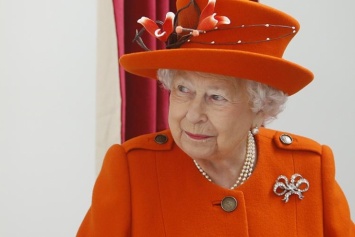 Британская королева Елизавета II сравнила Трампа с громким вертолетом