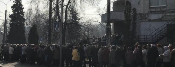 Черниговцы собрались около офисов "социалистов". Ждут обещанных денег