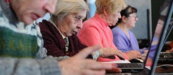 В Каменском пожилых людей начали учить работе с компьютером
