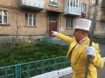 Культовый киевский дворник, который метет улицы во фраке, купил желтый смокинг