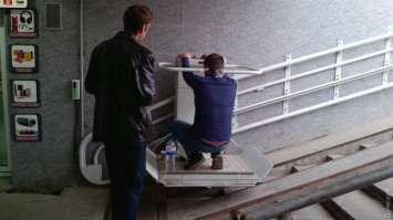 В подземных переходах у вокзала начали тестировать подъемники для инвалидов