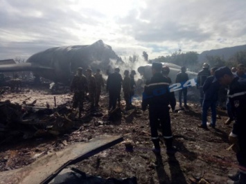 В Алжире более 100 человек погибли в крушении военного самолета