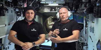 Космонавты поздравили «танкистов» с борта МКС
