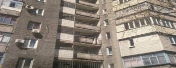 В Мариуполе устанавливают личность самоубийцы, выпрыгнувшего с балкона многоэтажки (ФОТО)