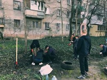 Одесситы отстаивают лужайку от застройки необычным способом (ФОТО)