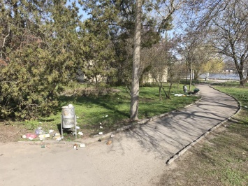 Пять парков в центре Николаева остаются в мусоре и грязи - Департамент ЖКХ отменил торги на их уборку