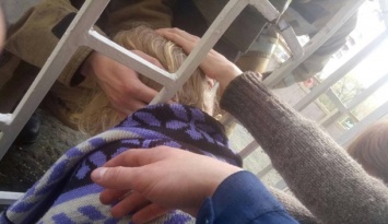 Во Львове спасатели разрезали забор, чтобы вызволить застрявшего ребенка