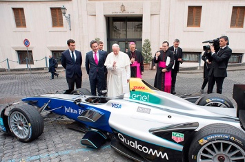 Папа римский встретился с гонщиками Формулы E