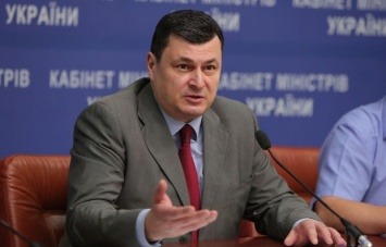 Экс-министр здравоохранения пожаловался на зарплату в 3500 гривен