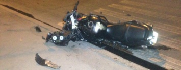 В Николаеве пьяный мотоциклист на большой скорости въехал в легковушку: есть пострадавшие, - ФОТО