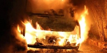 В Запорожской области загорелся микроавтобус: пламя перешло на жилой дом
