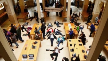 Французские активисты устроили необычную акцию протеста против Apple
