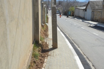 В Севастополе после ремонта дороги столбы поставили не вдоль нее, а прямо на тротуар (фото)
