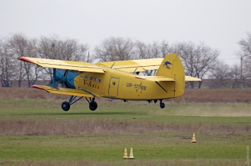 Желто-синий самолет фотографирует Одессу по заказу мэрии: одна из его камер разработана в годы Второй мировой