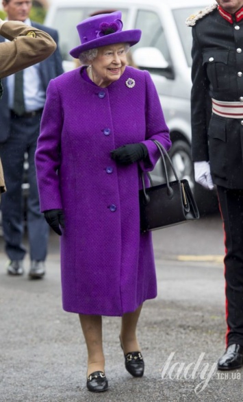 Королева Великобритании поразила всех ультрамодным нарядом