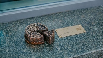 В столице открыли мини-скульптуру «Киевский торт»